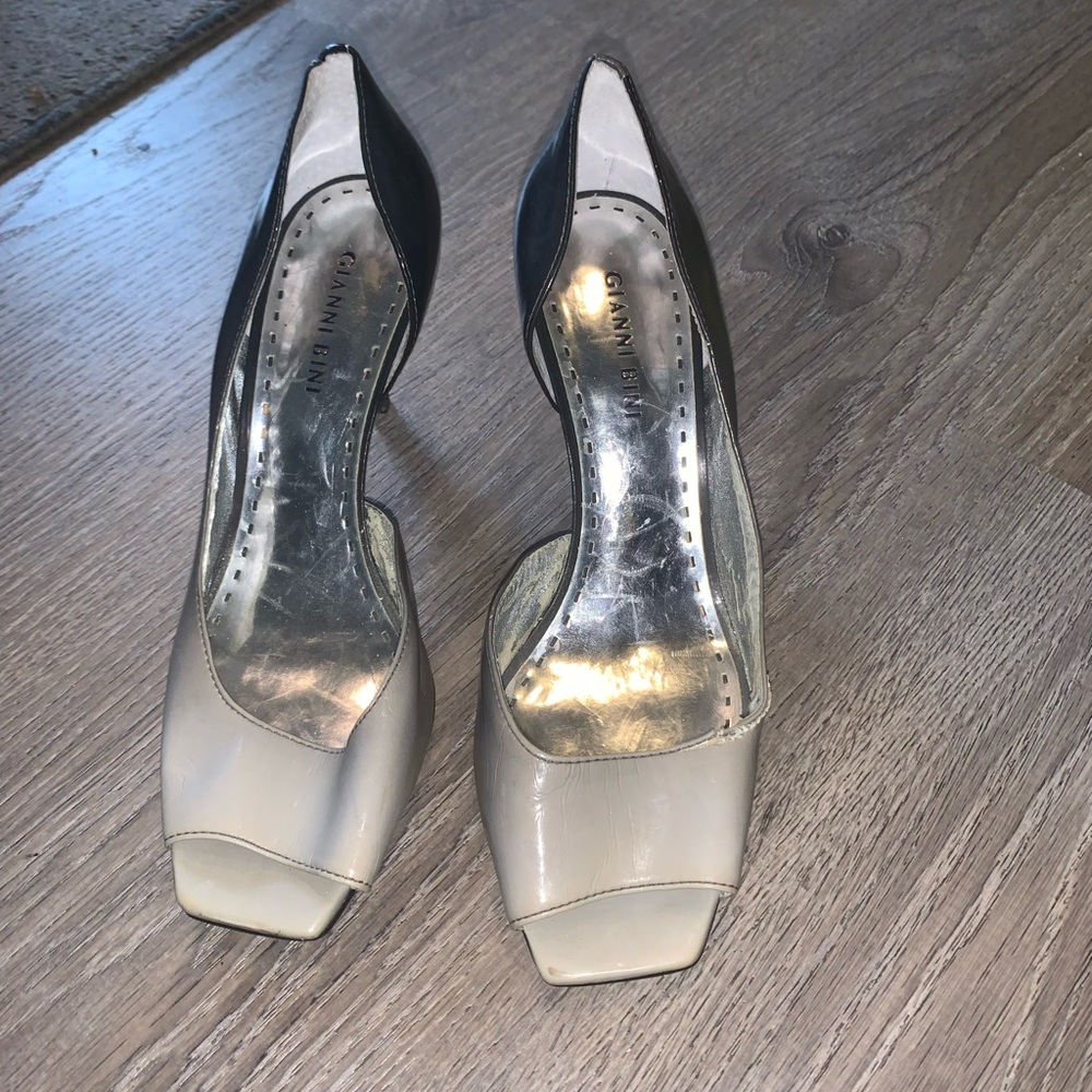 Beautiful Gianni Bini Kitten heel! Grey and black Ombré!